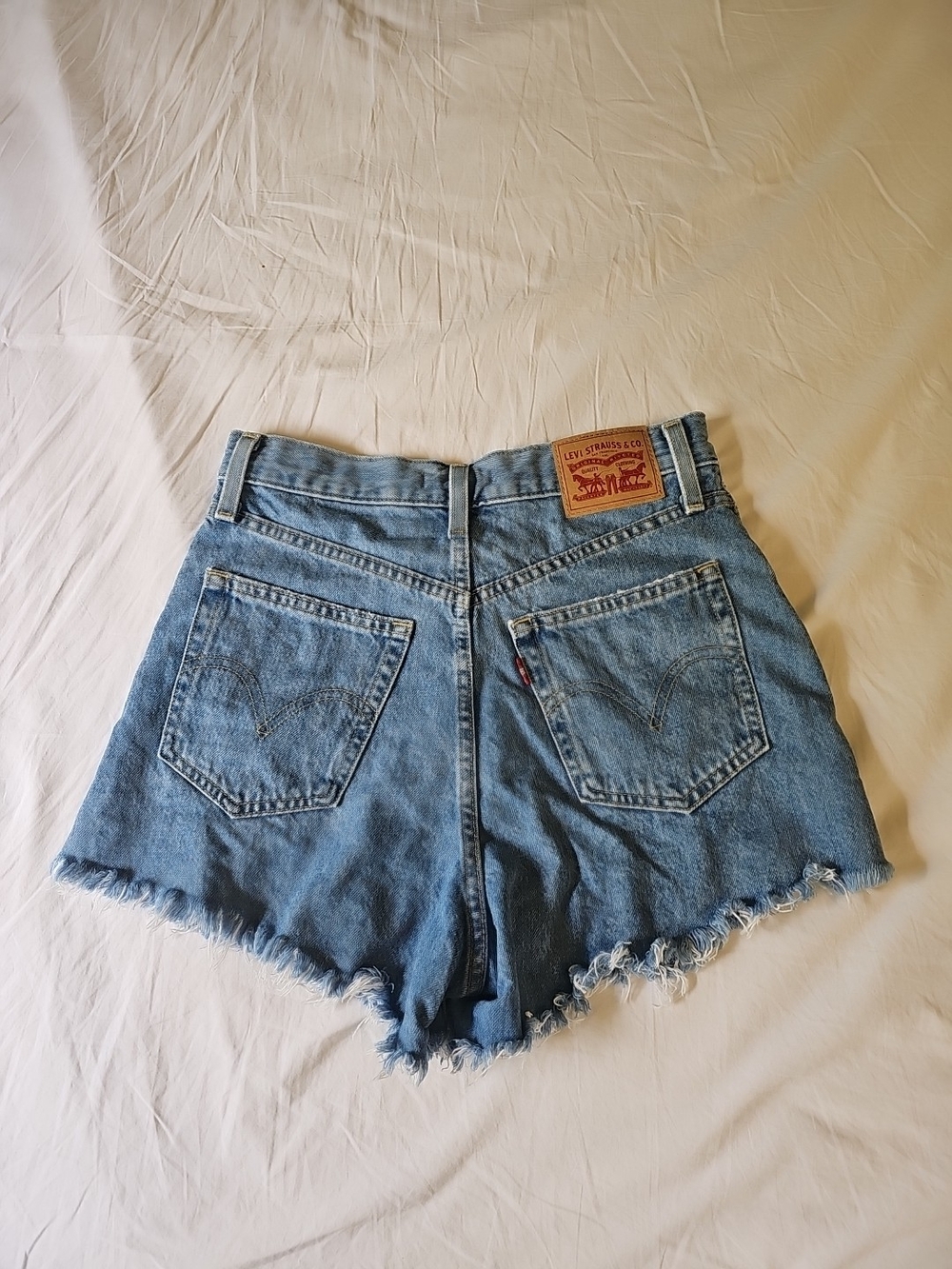 LEVI'S Women High Waisted Mom Shorts Jeans Size 26 Distressed - Picture 3 of 7